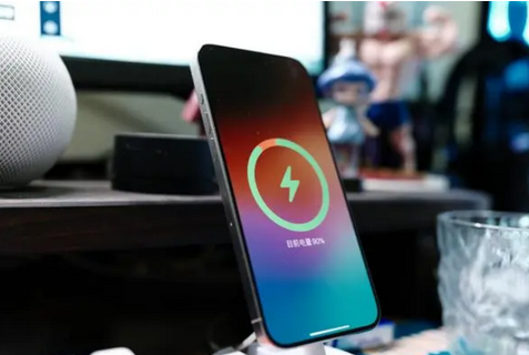 中兴镇苹果15换屏服务分享用什么充电器给iPhone15充电更好 